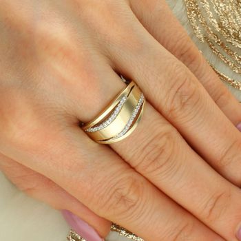 Złoty pierścionek damski wysadzany cyrkoniami z kolekcji Crossover. Okazały, błyszczący i elegancki – idealny prezent dla kobiety.4.jpg